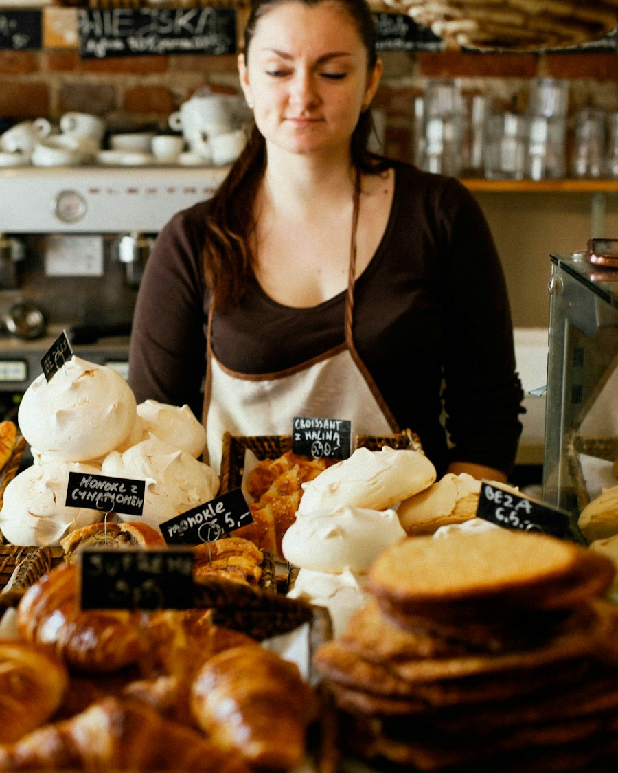 Une boulangère derrière son comptoir