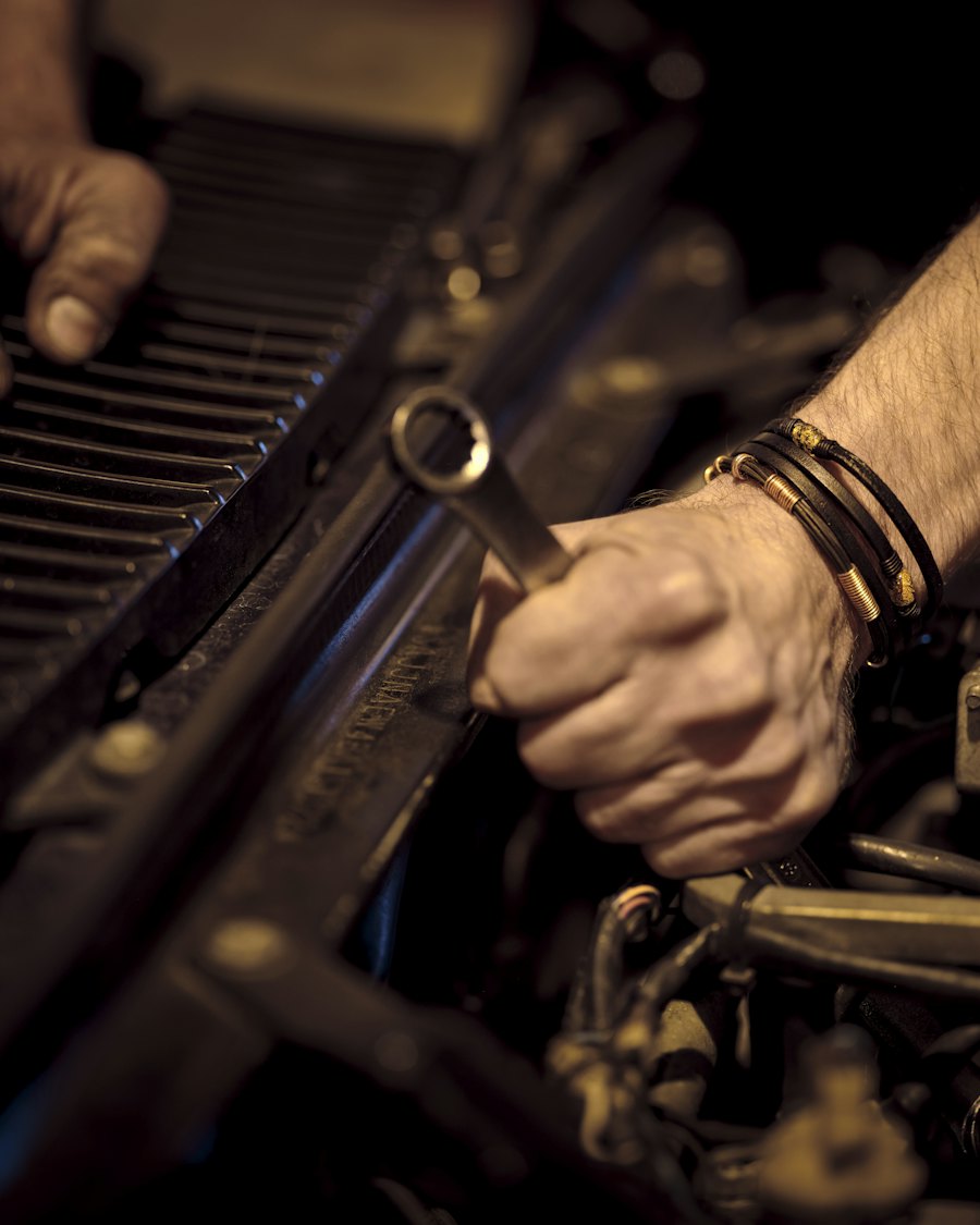Un mécanicien au travail sur un moteur