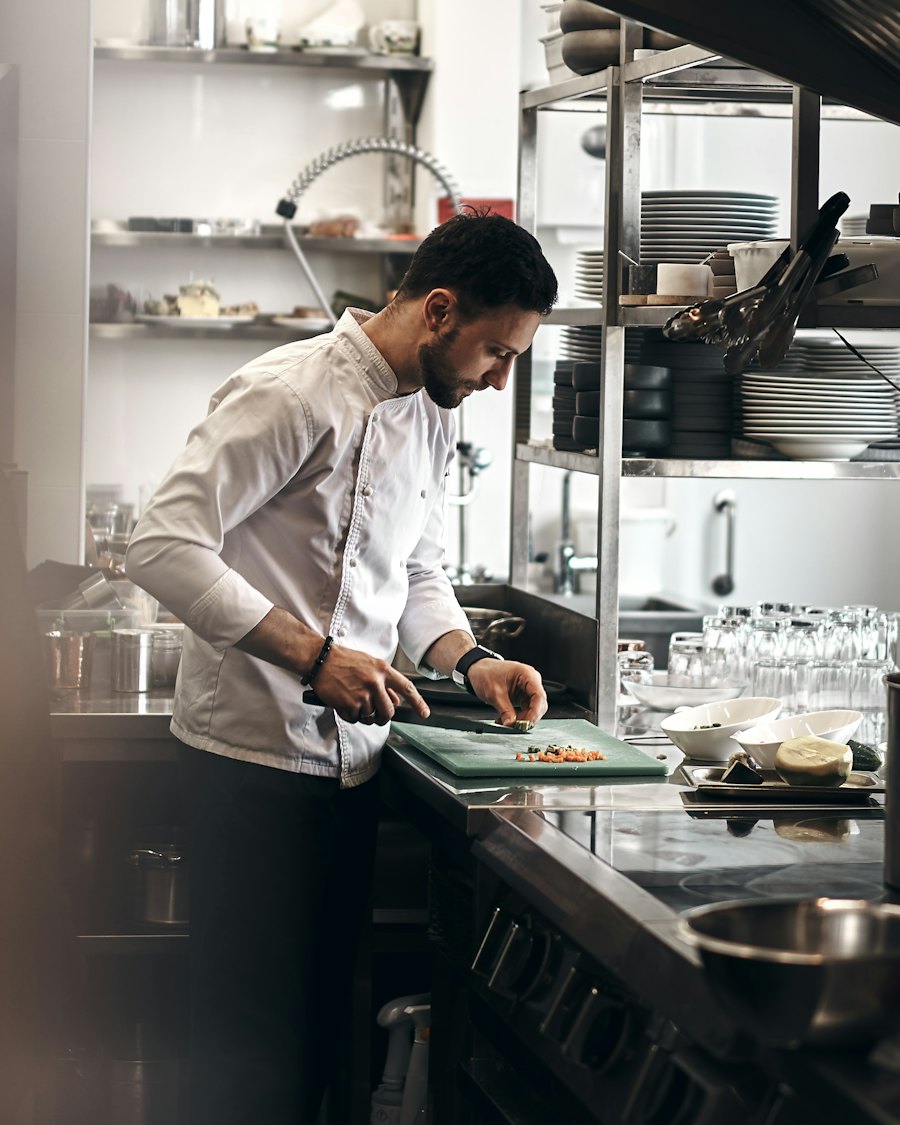 Un chef en cuisine